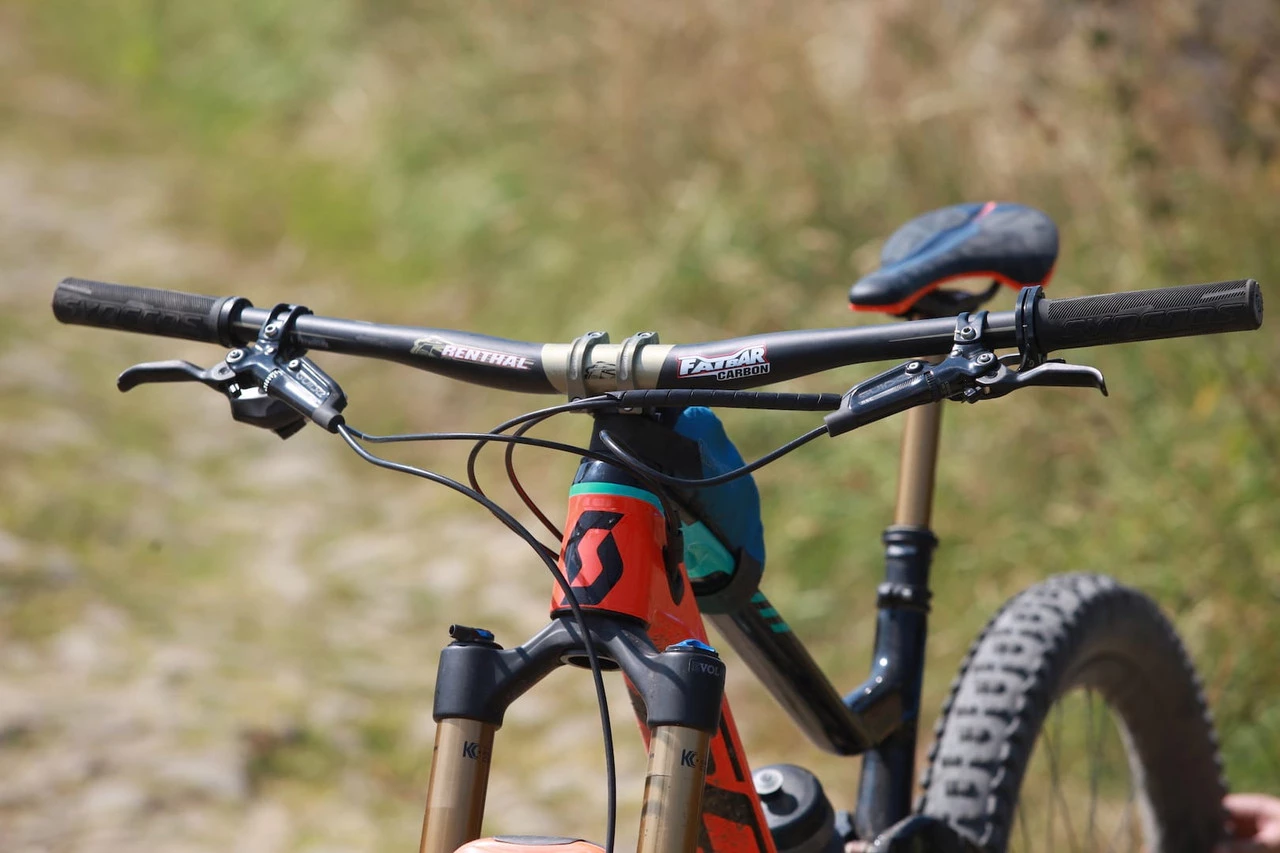 Renthal Fatbar Carbon V2 Riser Handlebar 31.8mm x 800mm 3 Renthal Fatbar Carbon V2 Riser Handlebar 31.8mm x 800mm - Image 3